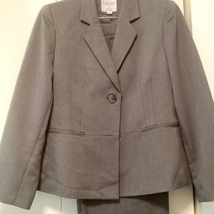 NWOT pant suit, fully lined.